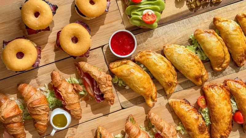 Selección de empanadillas, croissants rellenos y mini bocadillos para catering