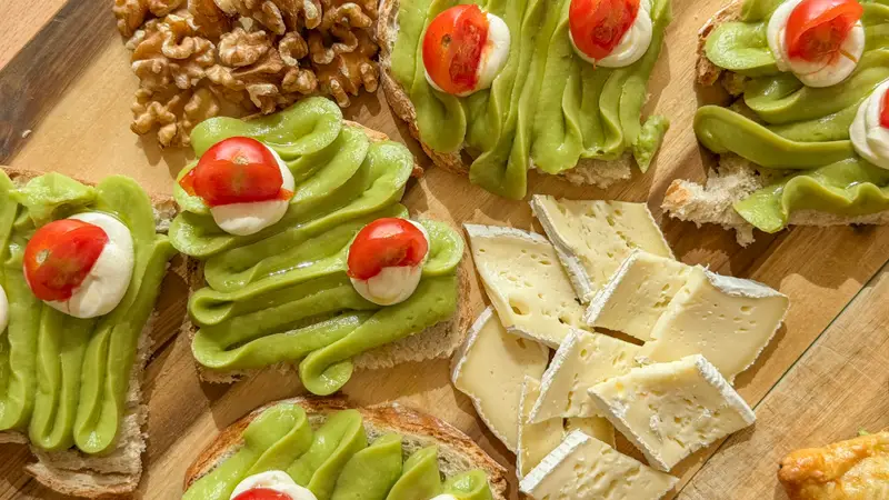 Tostas variadas de aguacate, tomate y queso para catering de empresa